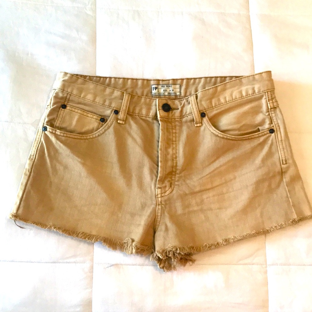Free People Women’s Tan Fray-Edge Shorts. Khaki. EUC size 30